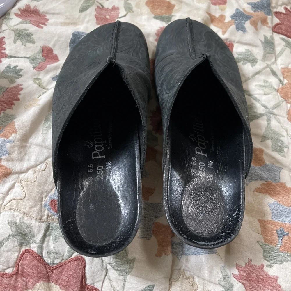 Papillio Birkenstock 39/8 Dana Black Embossed Floral Wedge Clogs Western Boho